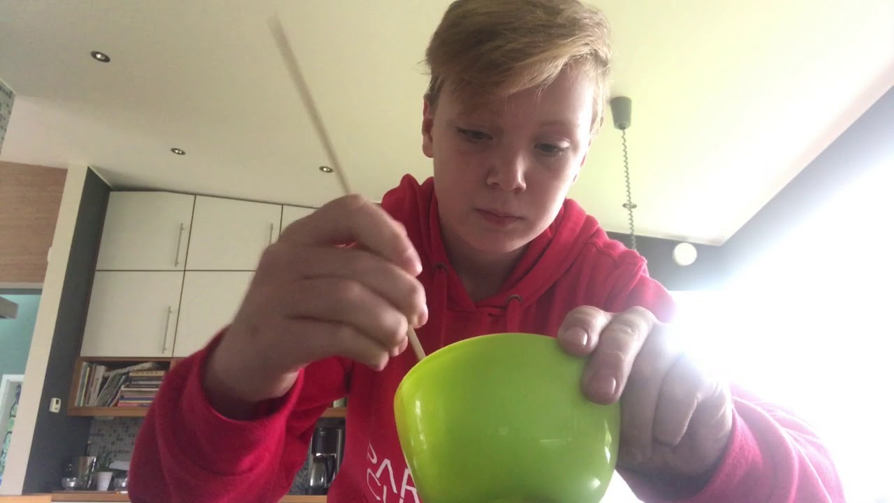 Hur man gör fluffy slime utan LIM, LINSVÄTSKA, ELLER RAKLÖDDER