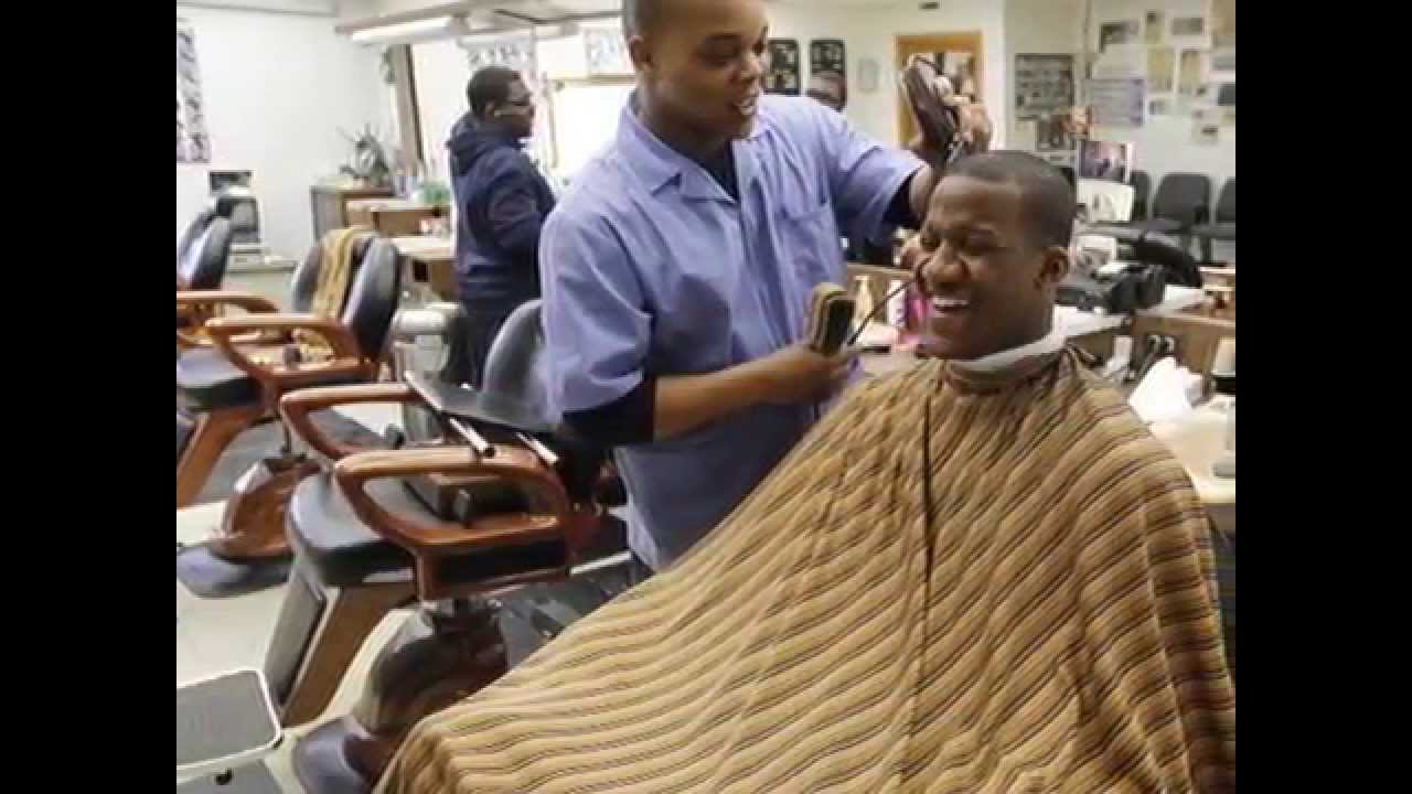 Black barber. Африканская парикмахерская. Африканские барбер стрижки. Негр в барбершопе. Самый крутой барбершоп в мире.