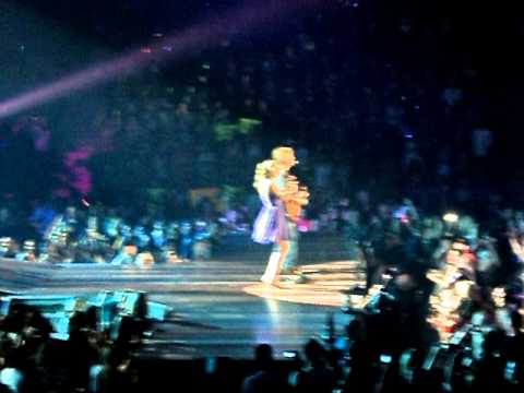 She's So High - Taylor Swift and Tal Bachman in Vancouver 10/09/11