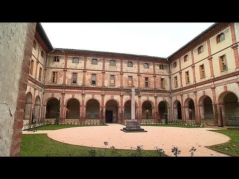 France 3 Occitanie focuses on the former Carmelite convent, a large complex in the heart of Pamiers. Its description recounts the sisters’ departure in 2008 and the building’s long religious history. As a 2018 report, it predates the Carmel’s current contemporary-art programme; viewers can use it to understand the site’s monastic past and check the municipality’s current schedule for exhibitions and access.