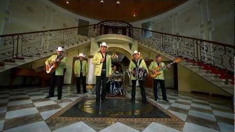 Los Invasores de Nuevo León | Aferrado (Video Oficial)