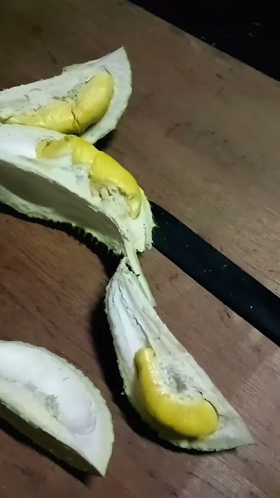 Malam malam makan durian musang king. Yummy 😋