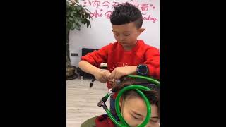 #little #boy #hairdresser cuts and combs professional hair   #niño peluquero corta y peina pelo pro