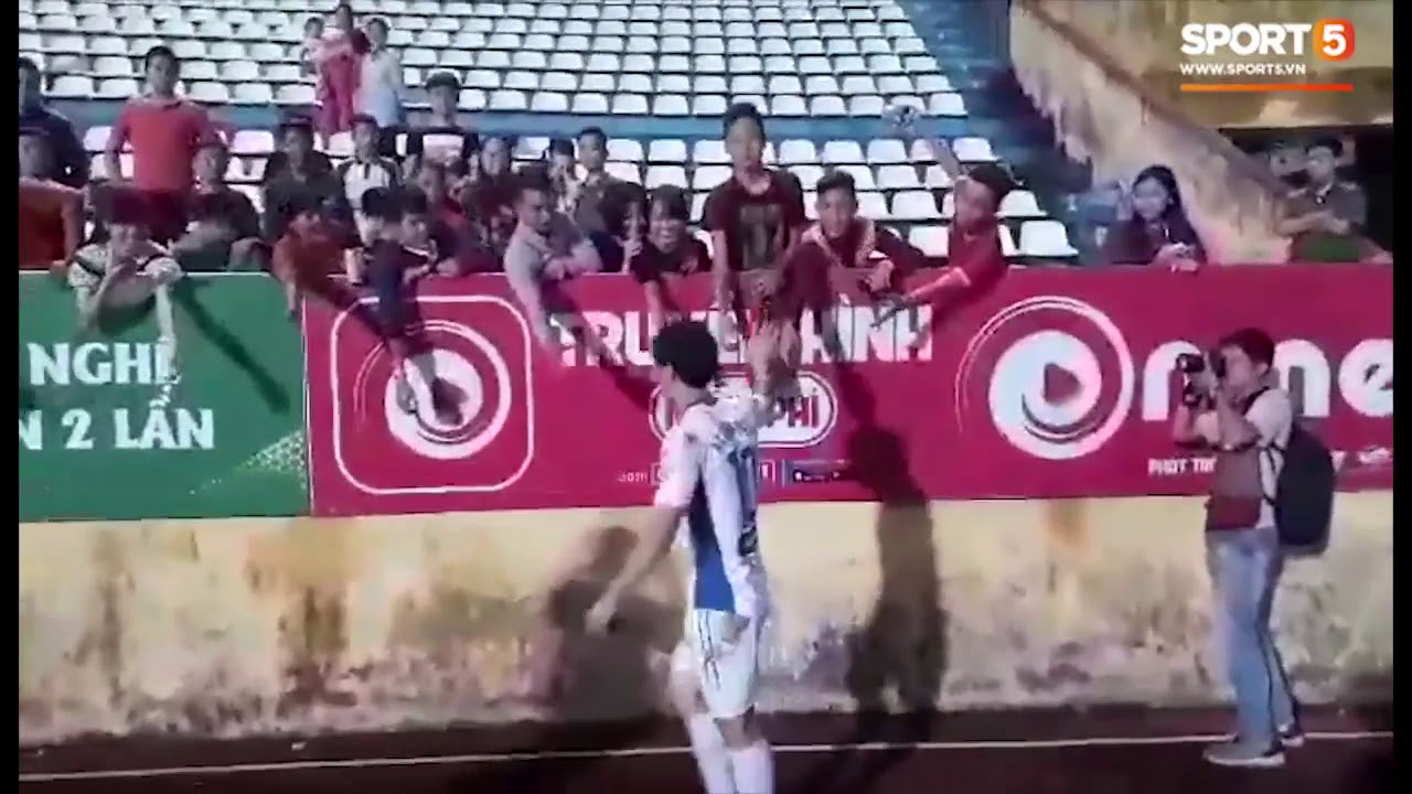 Công Phượng lại gần khán đài bắt tay vẫy chào CĐV Nam Định sau chiến thắng 2-0 của HAGL