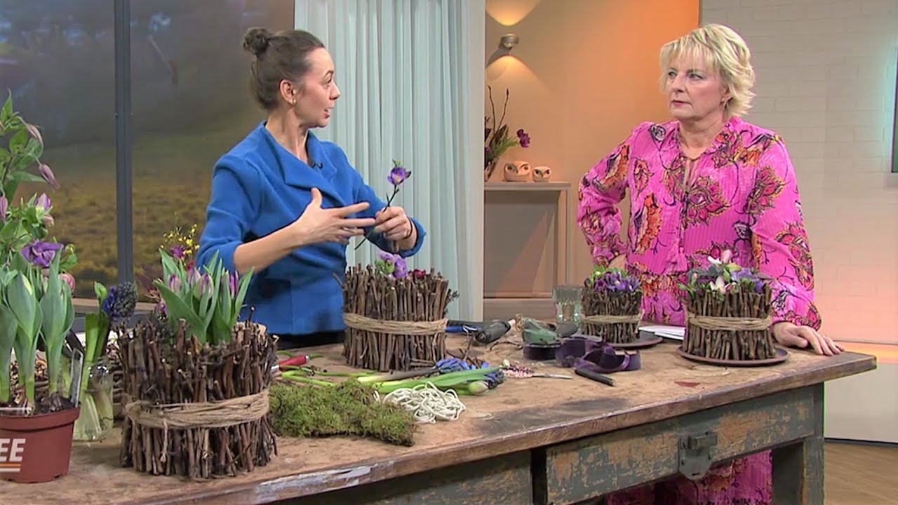 Gefäß mit Rebschnitt und Frühlingsblumen | Kaffee oder Tee