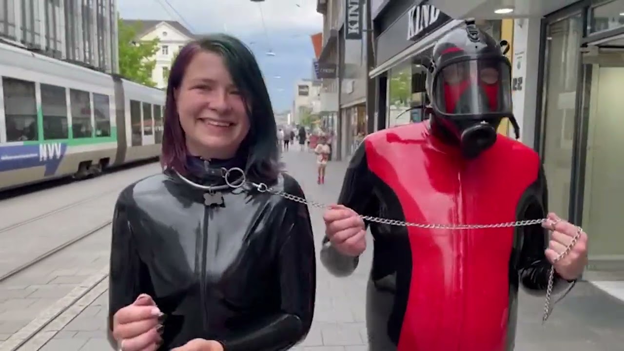 Ungewöhnliche Kunst-Performance in Kassel: Latex-Models ziehen die Blicke auf sich