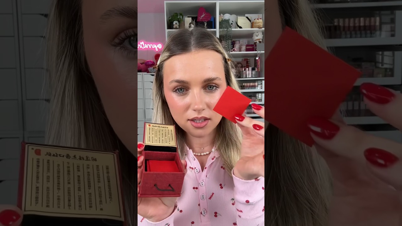 PAPER LIPSTICK?! This is so cool!! @Daus Mendoza