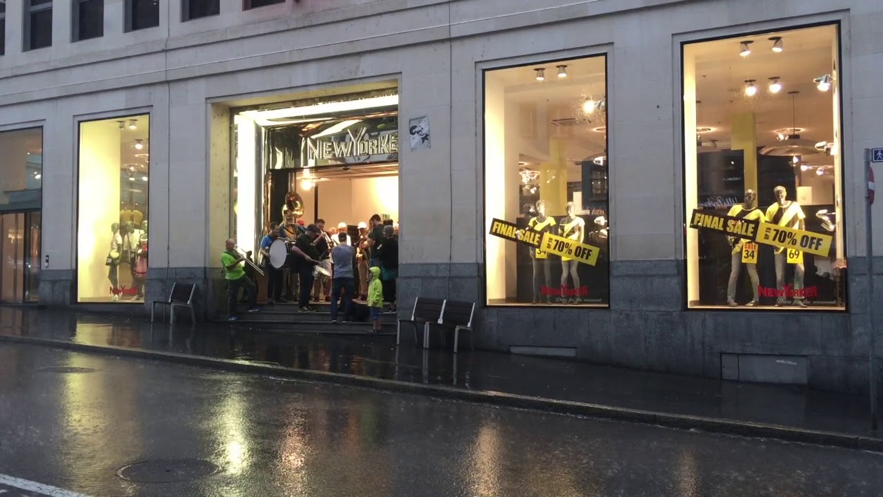 «Em Bebbi sy Jazz» 2017  Streetband Parade im Regen