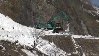 伊吹山ドライブウェイの除雪作業　ことしは記録的な大雪で長引く　全線開通は４月２９日の予定 (22/04/05 17:13)