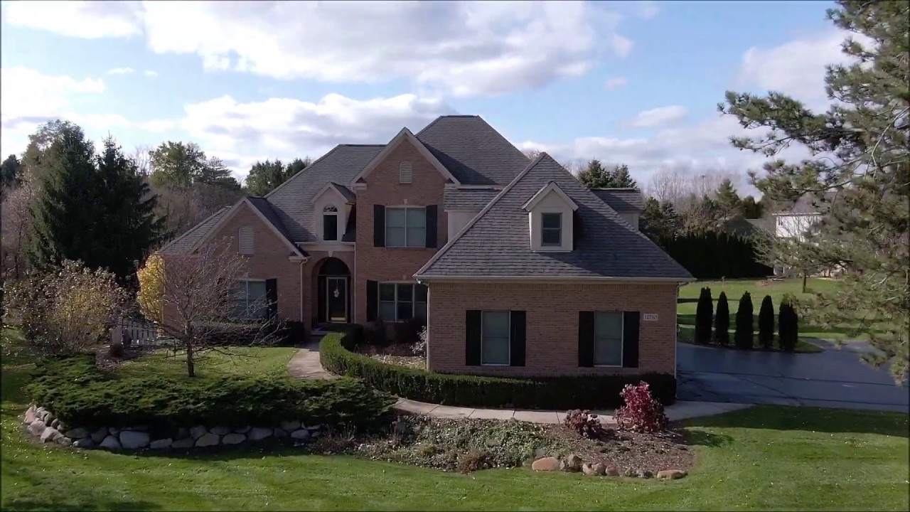 12750 Woodpine Dr, South Lyon MI