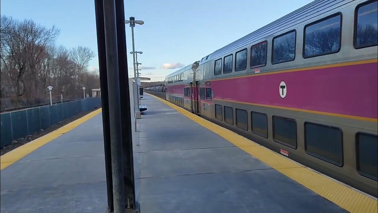 Kingston bound Commuter rail train arriving at Braintree station