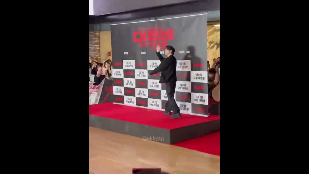 SUGA touching ARMY's hands AT THE VIP PREMIERE of The Devil’s Deal