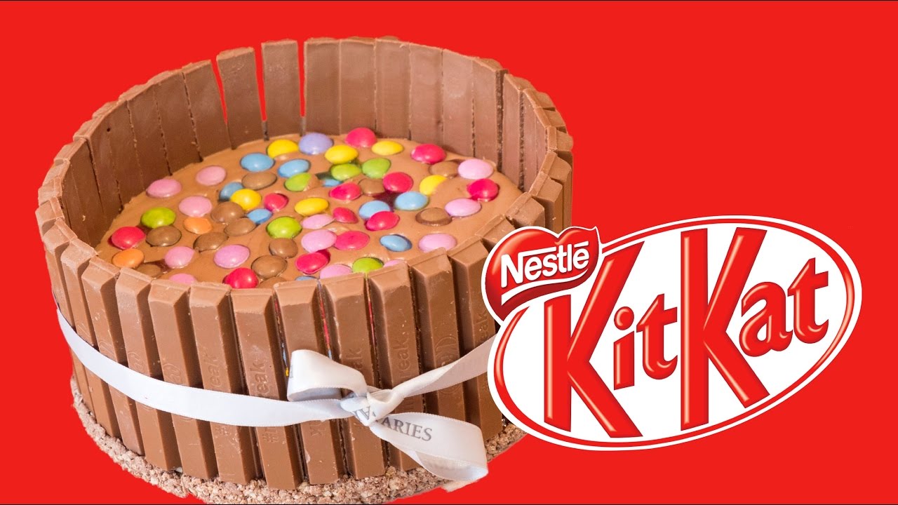 Аналог китката. Торт кит кат. Торт из Kitkat и m m's. Торт с киткатом по бокам.