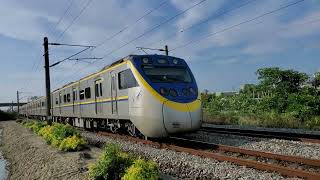 3228次區間車通過(EMU800)