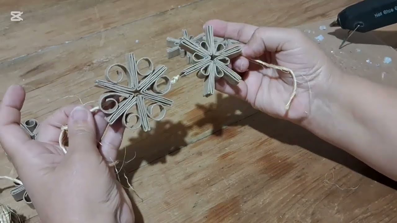 Tutorial * Como hacer una guirnalda navideña de filigrana de cartón.