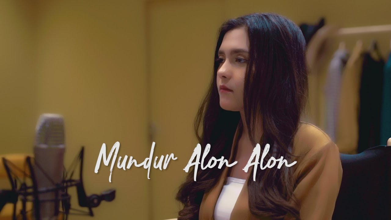 MUNDUR ALON ALON - ILUX ID ( Ipank Yuniar ft Ulfah Betrianingsih Cover & Lirik )