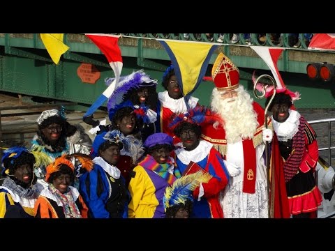 Sinterklaas arriveert in de haven van Hellevoetsluis met zwarte Pieten / 2016