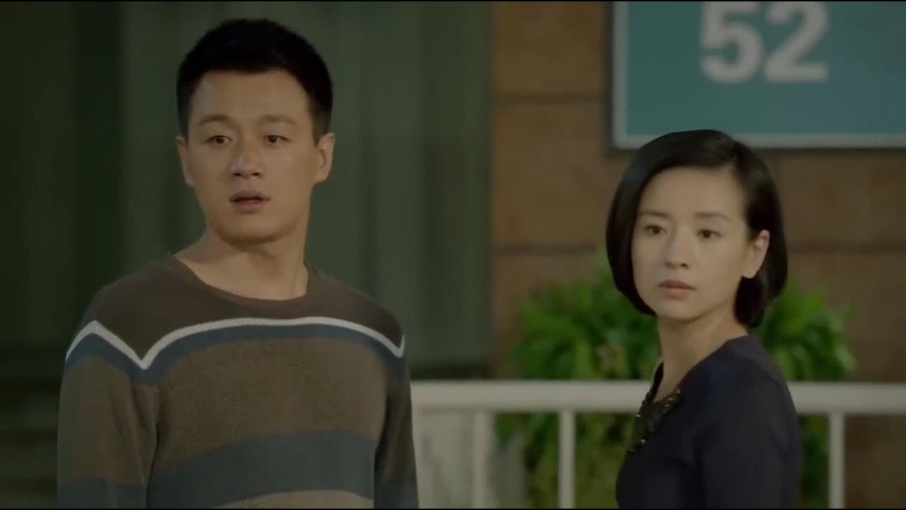 Жена вернулась домой проверить дочь, но увидела мужа с другой женщиной внизу.