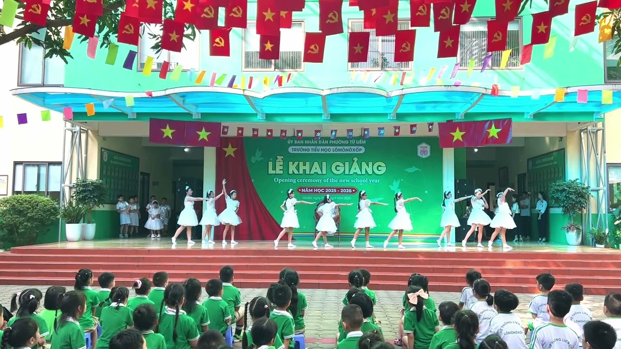 Tiết mục múa Tiếng trống trường gọi em do lớp 5A4 biểu diễn