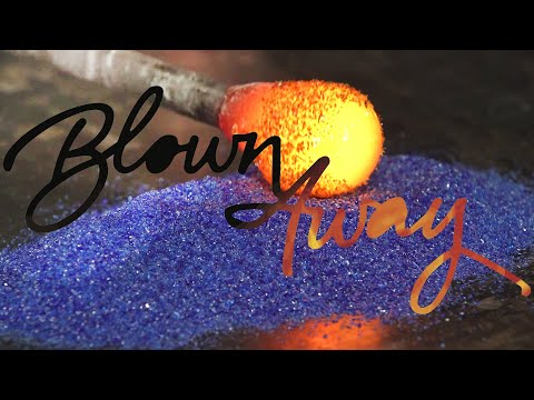 वीडियो: रंगीन गिलास कैसे बनाते हैं