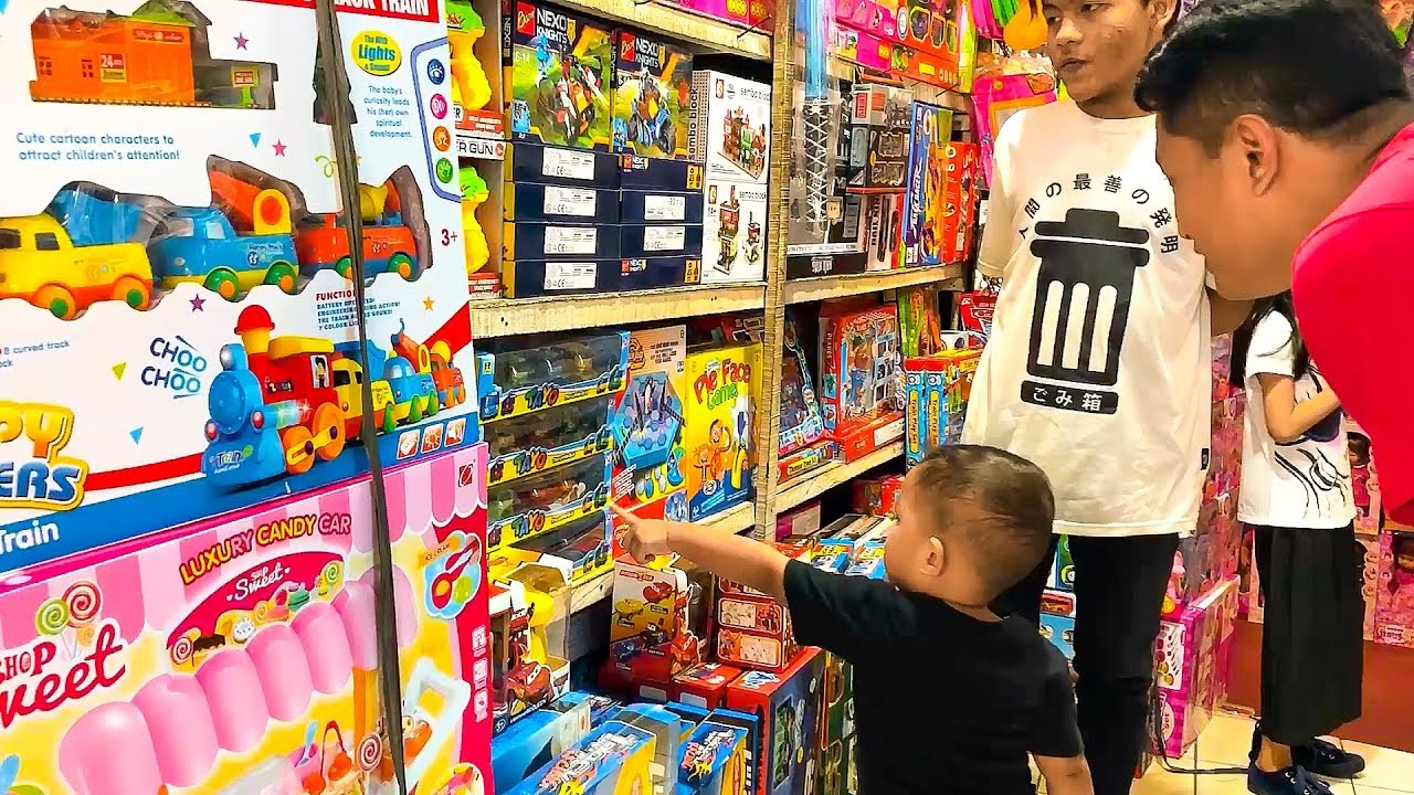 Balita lucu diajak ke pasar mainan gembrong