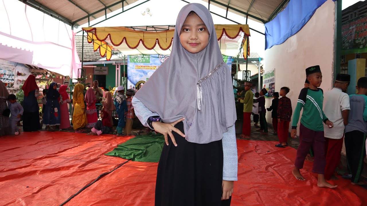 Novelian Ikutan Lomba Busana Muslim di Sekolah Madrasah Arismu