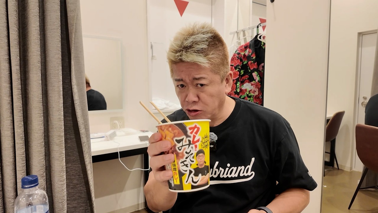 今日発売の「カレーみそきん」を食べてみた結果 - YouTube