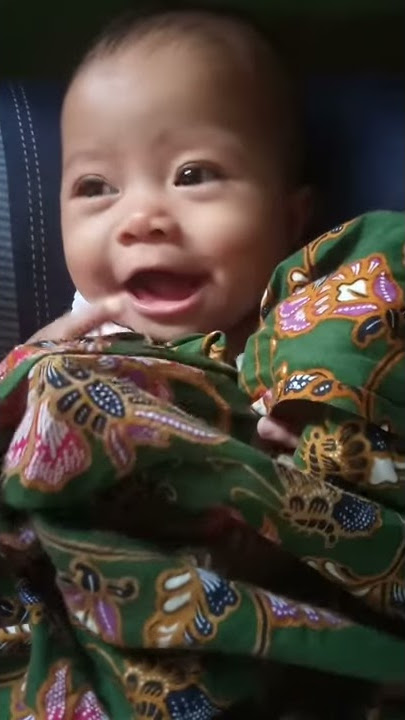 LUCU!! Bayi 5 bulan main kain sarung sendirian