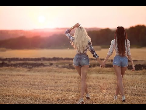 Сексапильные блондинки и брюнетки на природе и дома
