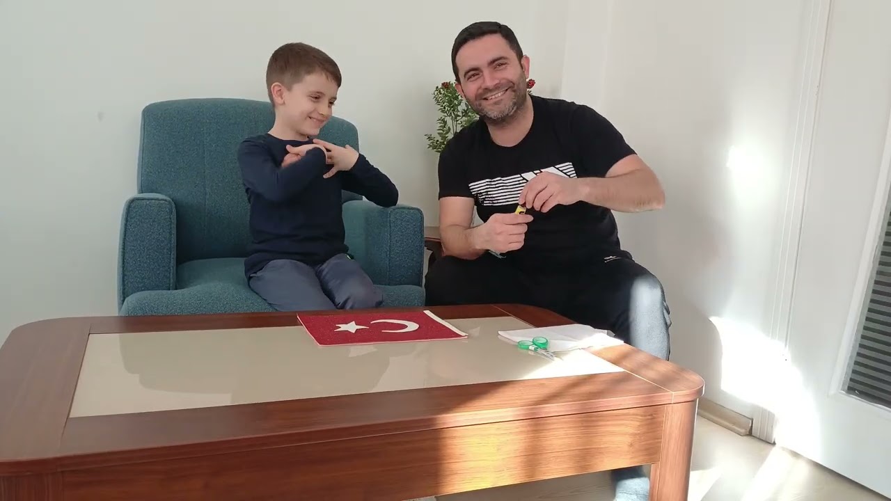 Uygar Ata ve babasından şanlı Türk Bayrağı yapımı.