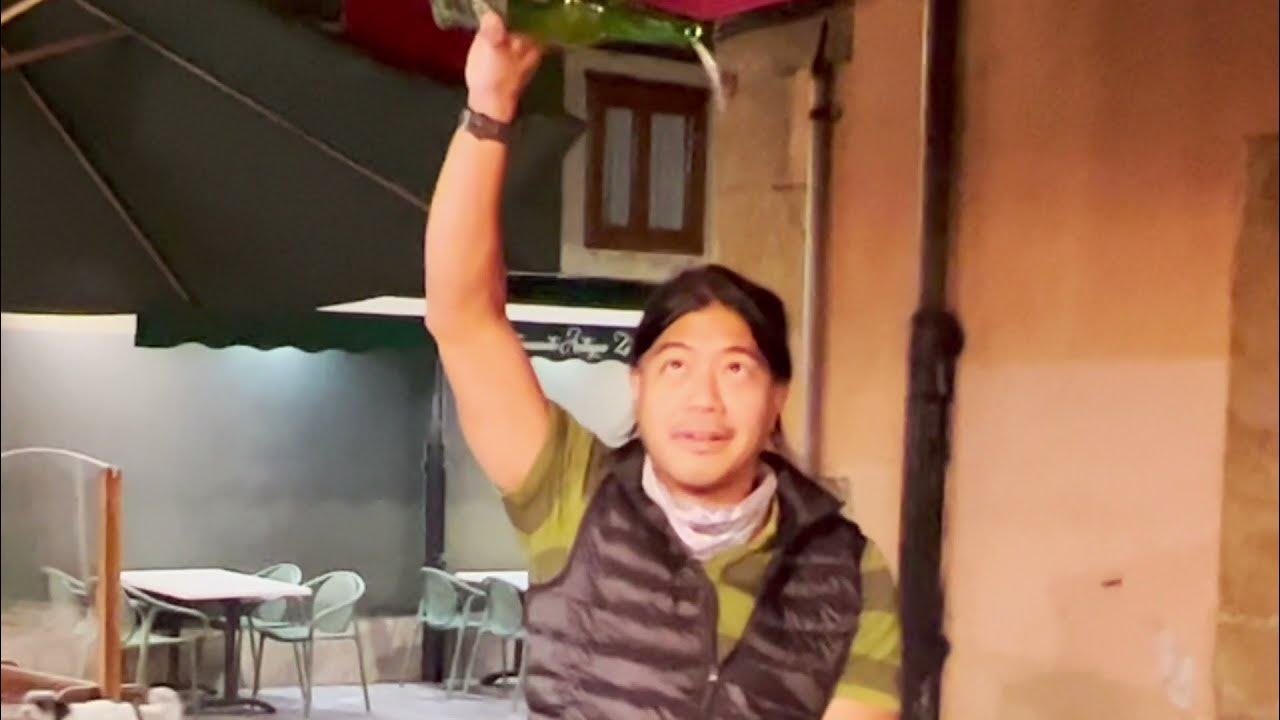 60SECOND EXCURSION Attempting an Asturian cider pour in Gijón