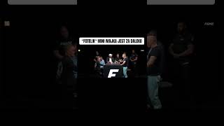 Mini Majk prosi o pomoc, by jego krzesło zostało przesunięte do przodu