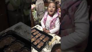 Asya Ayılı Kek Yapıyor