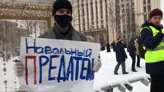 Митингующие не одобрили действий парня, который вышел с провоцирующим плакатом против Навального!