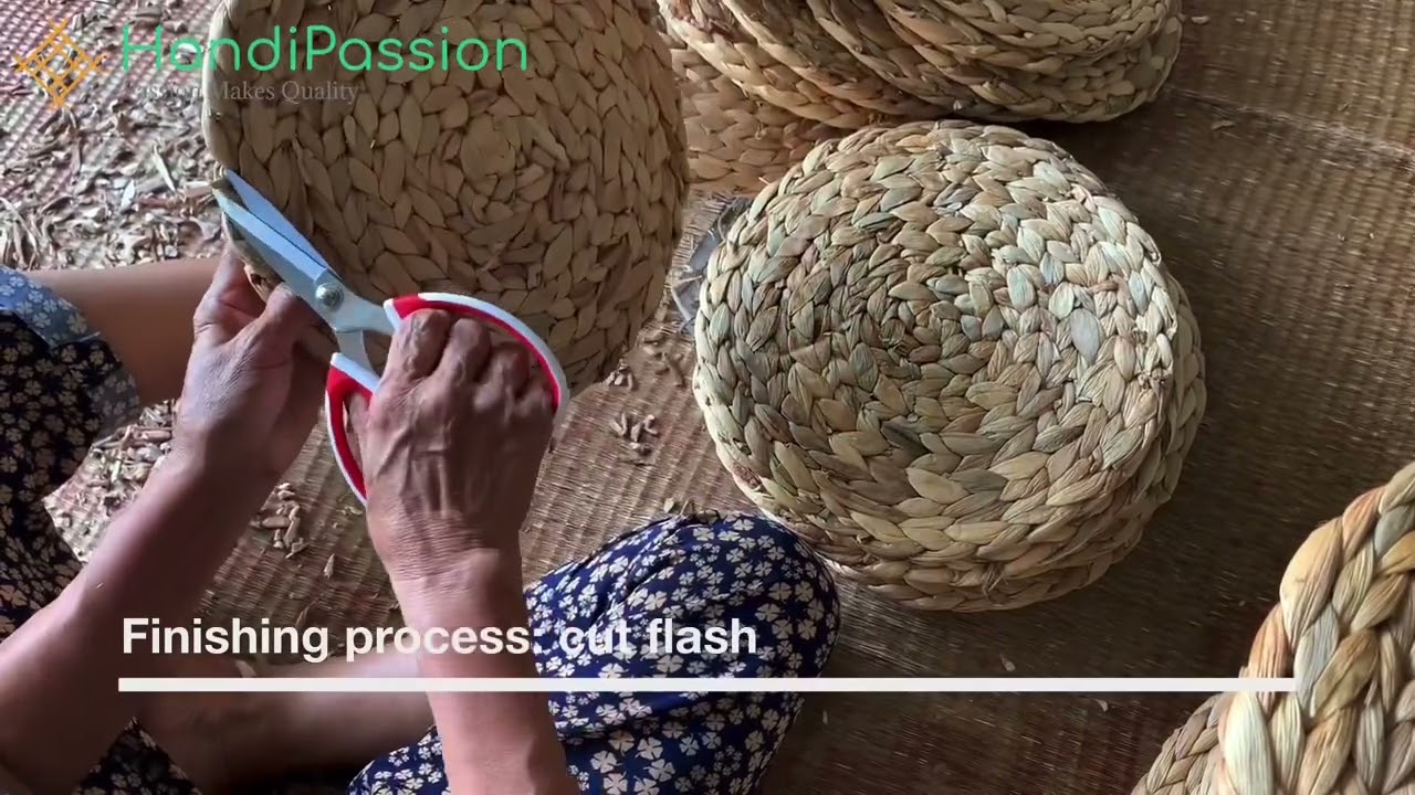 Cutting flash on water hyacinth placemats | Vietnamese Handicraft Manufacturer | HandiPassion
