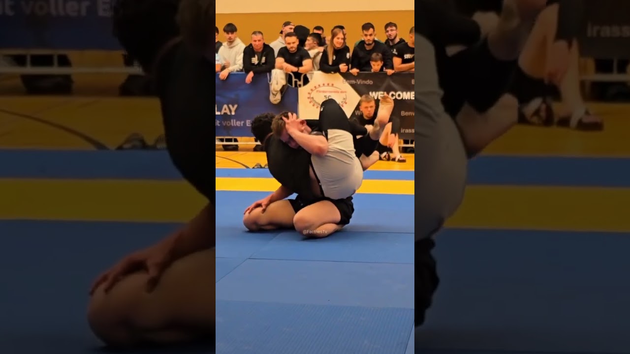 Kenapa fighter ini memegang telinganya saat terkena kuncian