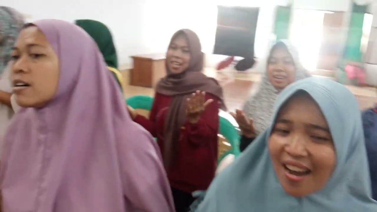 Buibu pedesaan tak kalah kereen.Mars Desa Tangkolo cipt. the one, s (lth) 