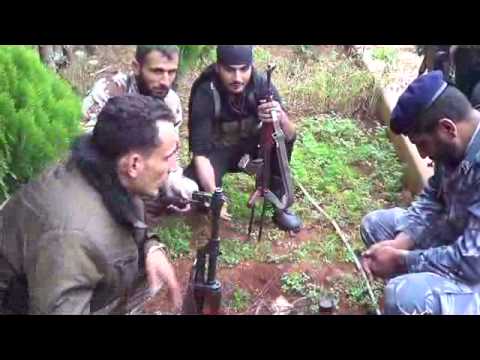 الشهيد البطل أبو فرات في جلسة بسيطة مع المقاتلين أثناء معركة تحرير كلية المشاة 2012 11 24