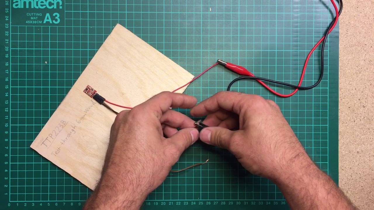 TTP223 Capacitive Touch Switch Button - test trough 6mm Wood part1