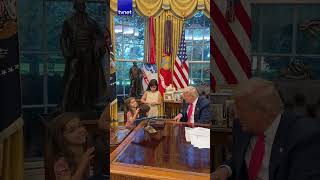 Epstein dosyalarının açıklanmasının ardından Trump, Oval Ofis'te çocuklara hediyeler verdi #shorts