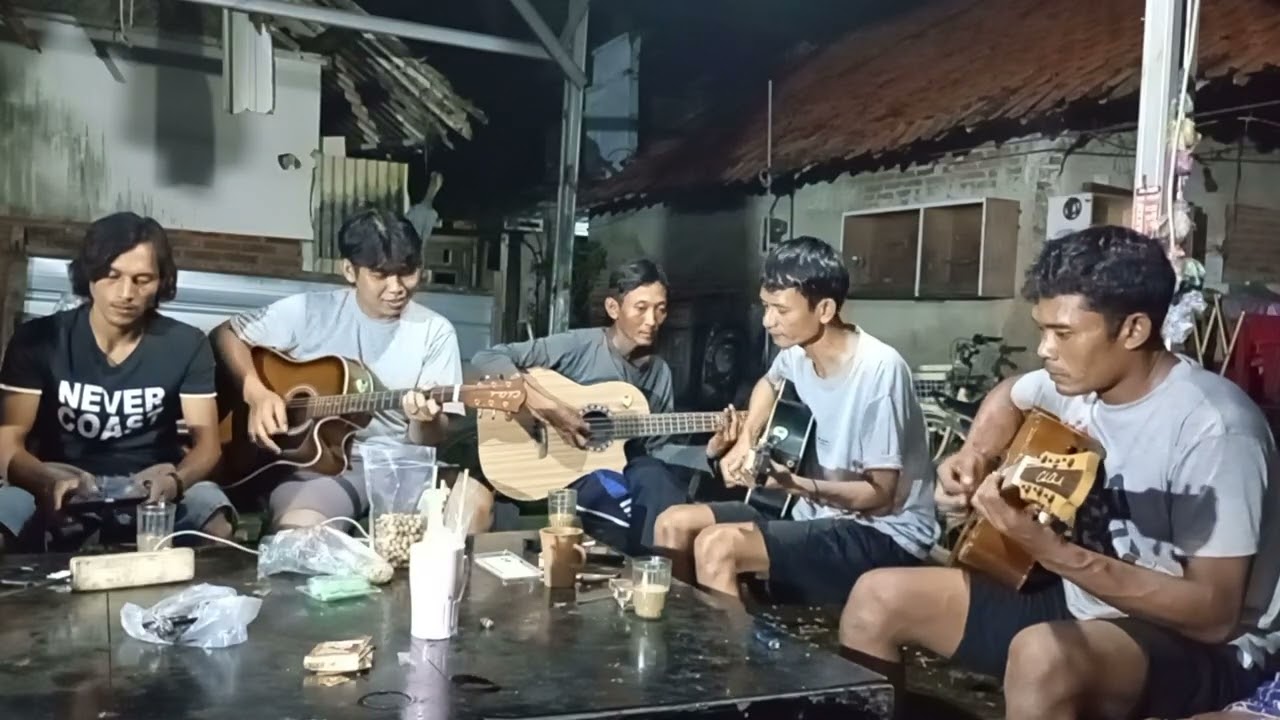 Hujan - utopia versi tongkrongan cover by tikum garage 