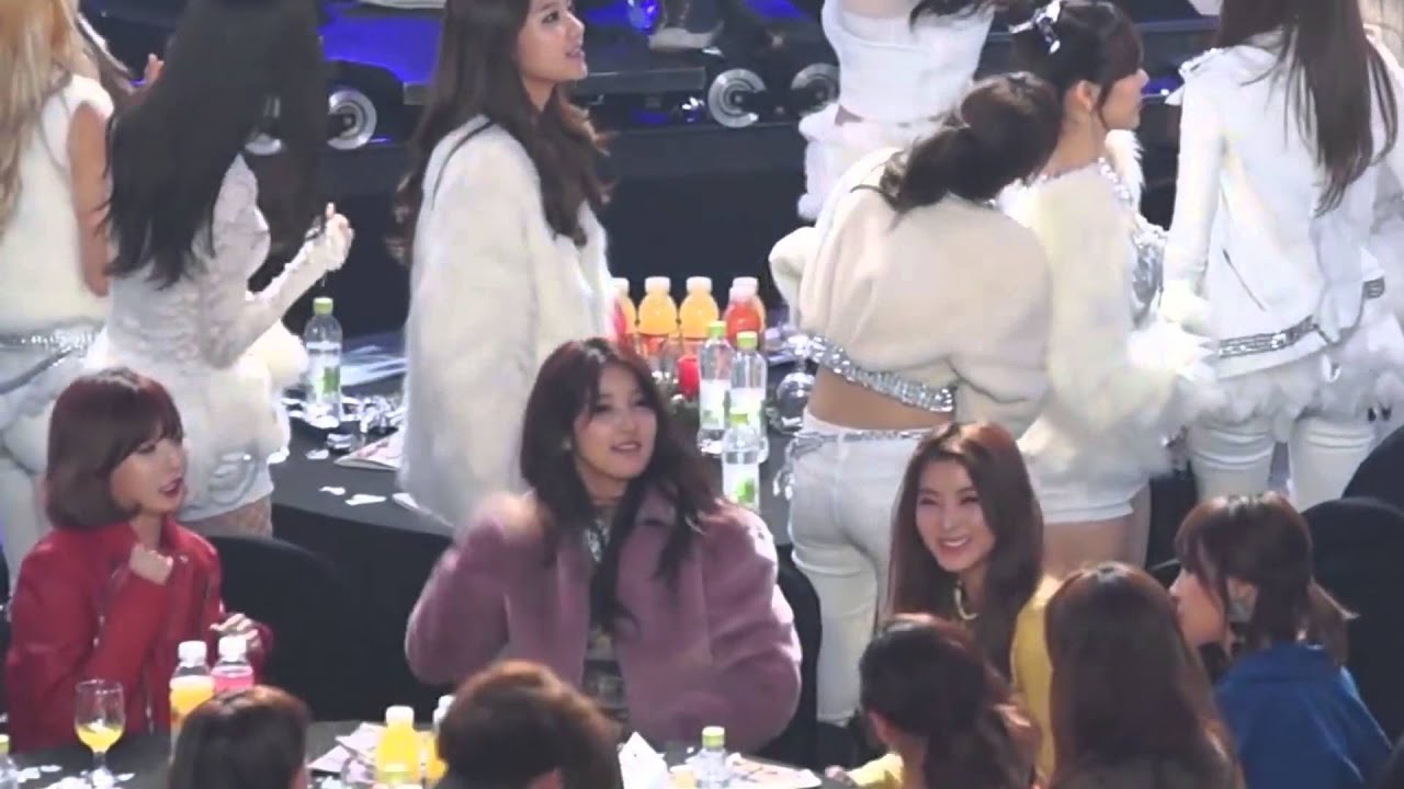 4minute's reaction to EXO's Growl encore stage @ SMA 2014