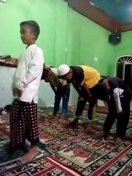 Video lucu imam kabur bonyok saat solat