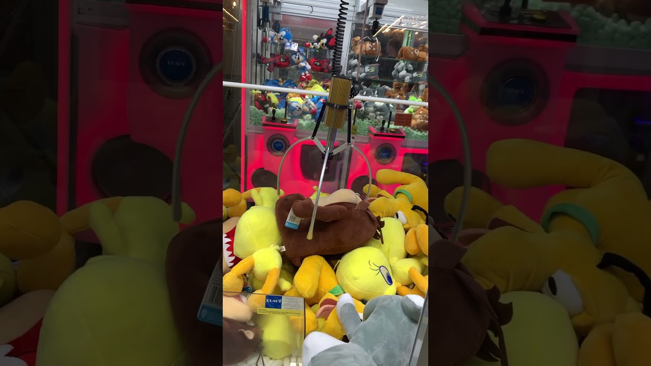 Try to Grab a Tasmanian Devil Toy from German Claw Machine