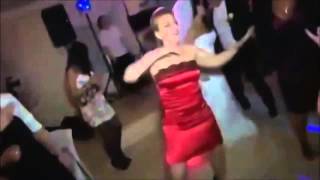 Пьяная девушка смешно танцует  Прикол!