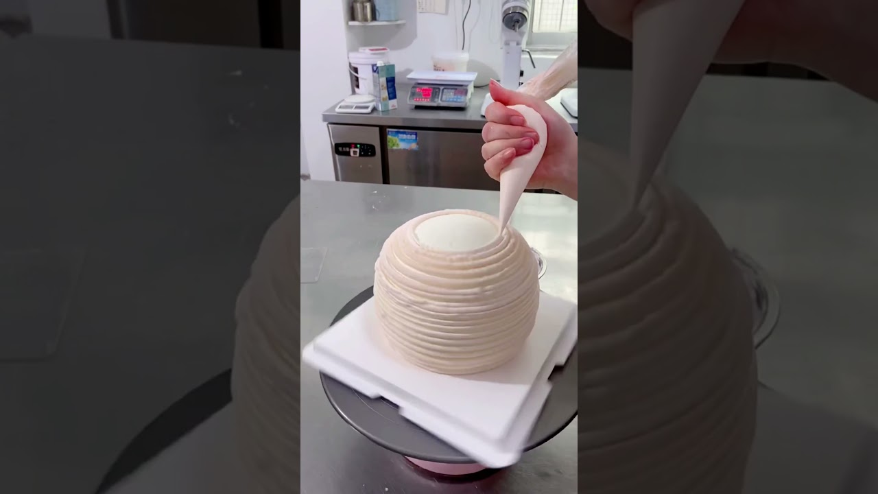 [Cake Decoration Tutorial] Easy Practice How to make Cute Looking Piglets Cake Design 