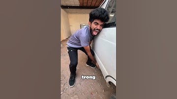 một con rắn khổng lồ đã chui vào trong chiếc xe này.