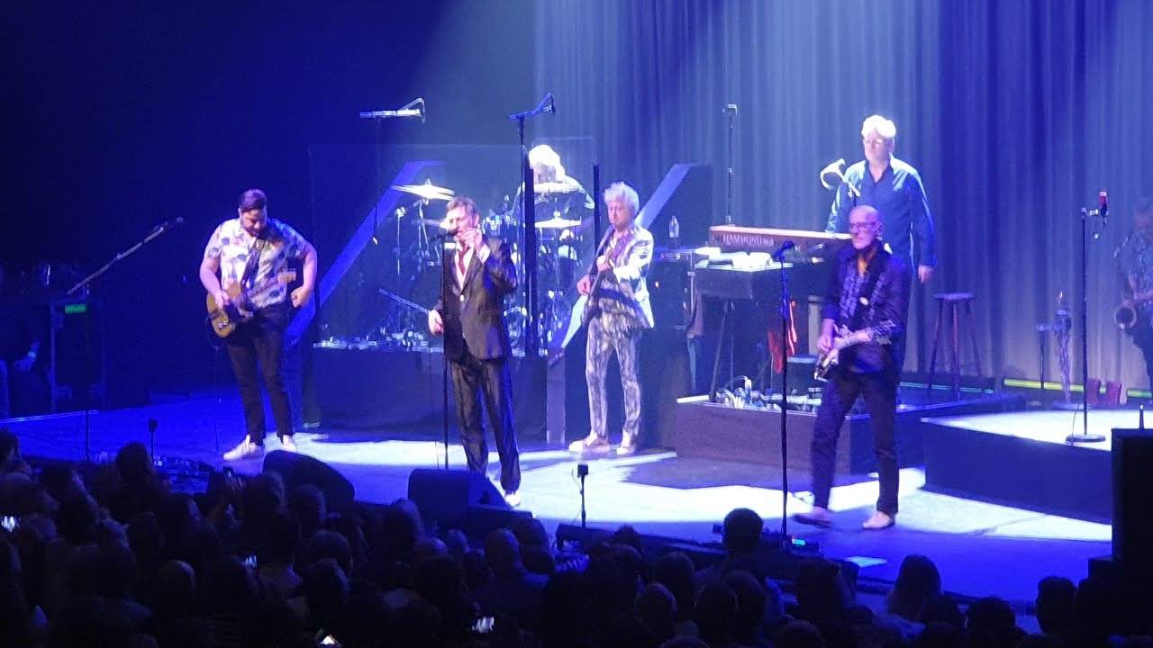 De Dijk - Als Ze Er Niet Is (De Oosterpoort, 2022-12-02) - YouTube