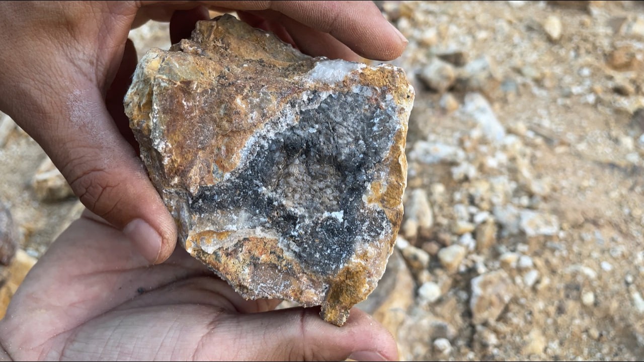 Nature’s Hidden Crystal Cave Inside a Stone