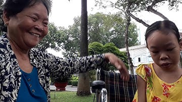 Cháu bé cùng bà ngoại 9 năm ăn tết ở viện/ Hai ngày chạy thận 1 lần